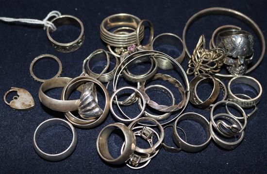 A quantity of silver rings.